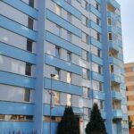 Nátěr panelového domu modrou barvou České Budějovice
