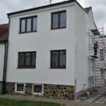 Nátěr fasády rodinného domu bílou barvou Týn nad Vltavou