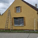 Oprava a nátěr fasády rodinného domu žlutou barvou Velešín