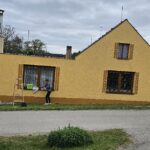 Oprava a nátěr fasády rodinného domu žlutou barvou Český Krumlov