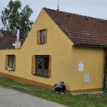 Oprava a nátěr fasády rodinného domu žlutou barvou Prachatice