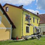 Oprava a nátěr fasády rodinného domu žlutou barvou České Budějovice