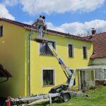Oprava a nátěr fasády rodinného domu žlutou barvou Hluboká nad Vltavou
