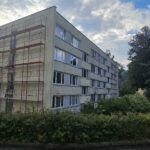 Nátěr fasády panelového domu bílou barvou Kaplice