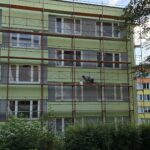 Nátěr fasády panelového domu zelenou barvou České Budějovice