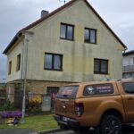 Před čištěním fasády rodinného domu Třeboň