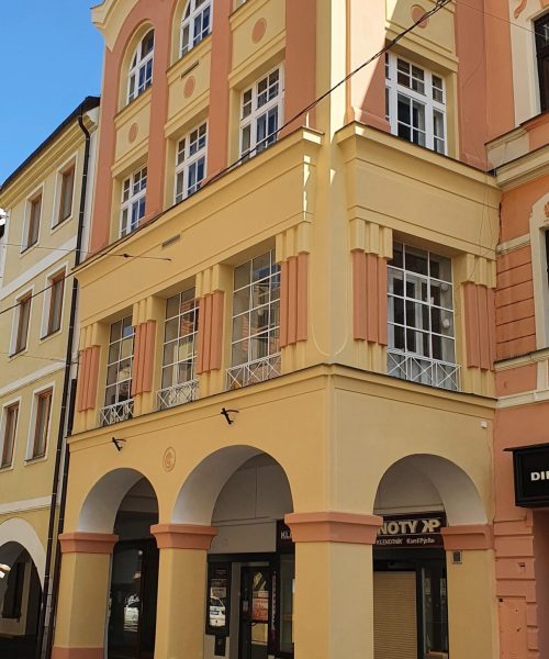 Nátěr fasády žlutou fasády České Budějovice