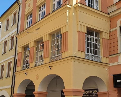 Nátěr fasády žlutou fasády České Budějovice